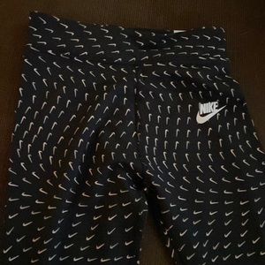 Girls (L)arge tights NIKE black with white swoosh pattern